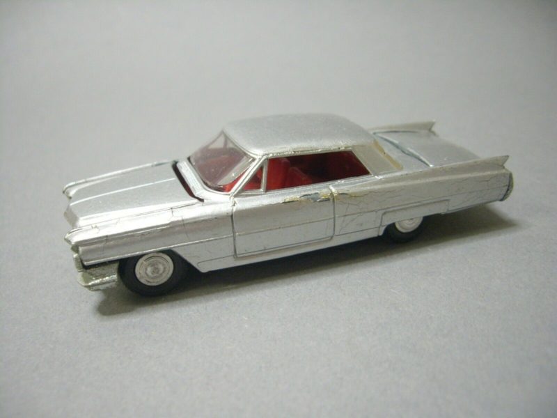 Cadillac Mini-Dinky с явными следами цинковой чумы